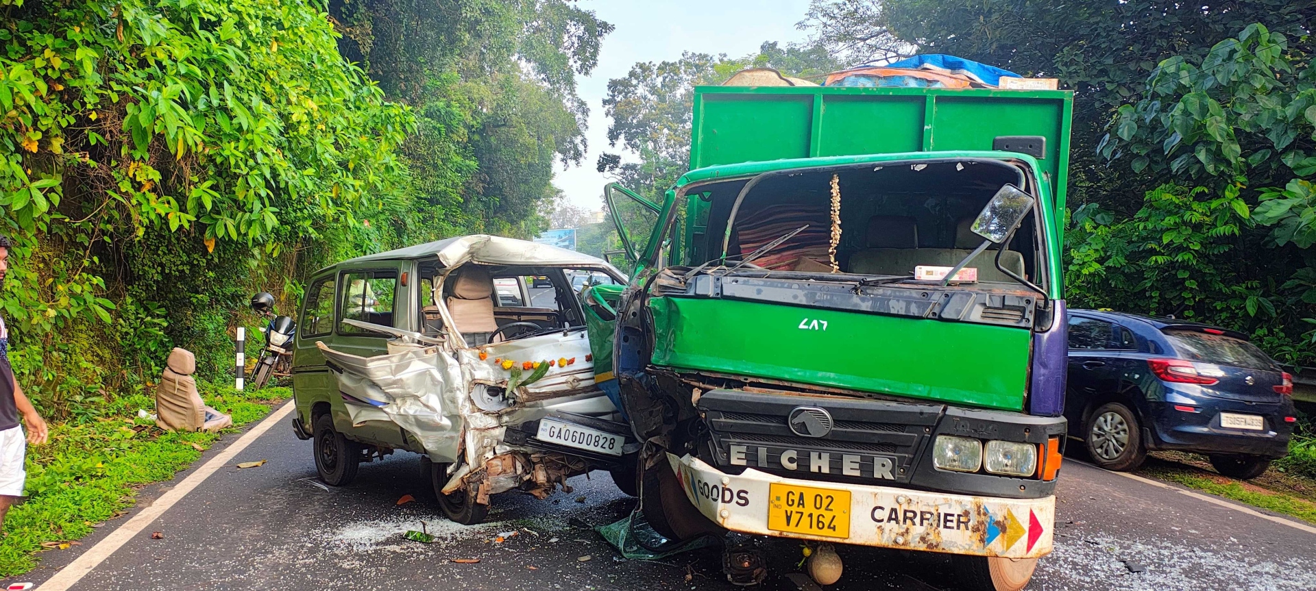 ﻿Drivers escape with minor   injuries after road collision