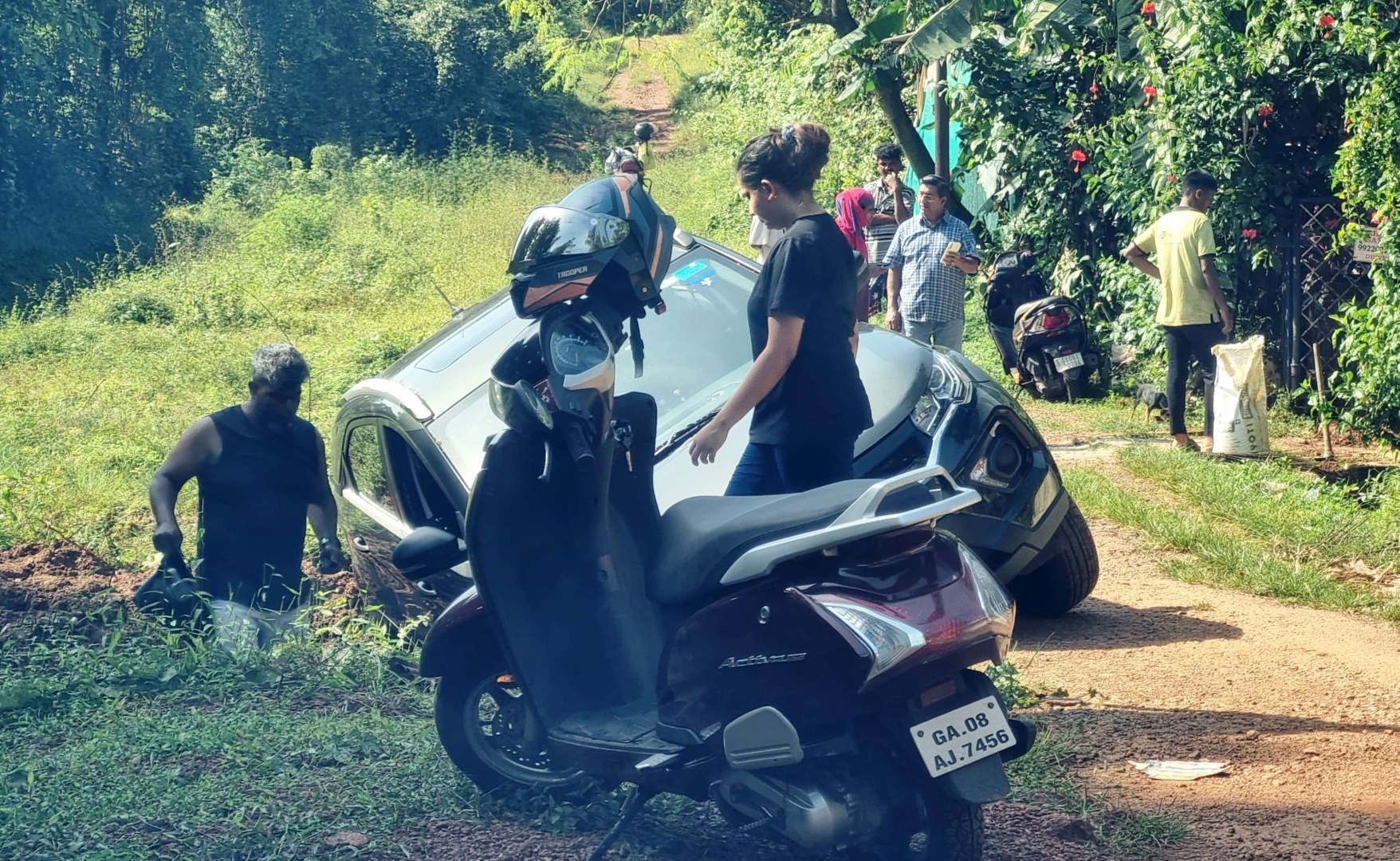Vet’s car stuck on dug-up road to Margao dog shelter