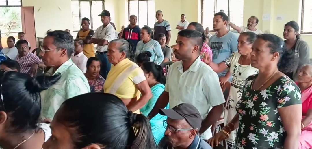 Nuvem meeting turns stormy over issue of   show cause notices to 14 Pateapur houses