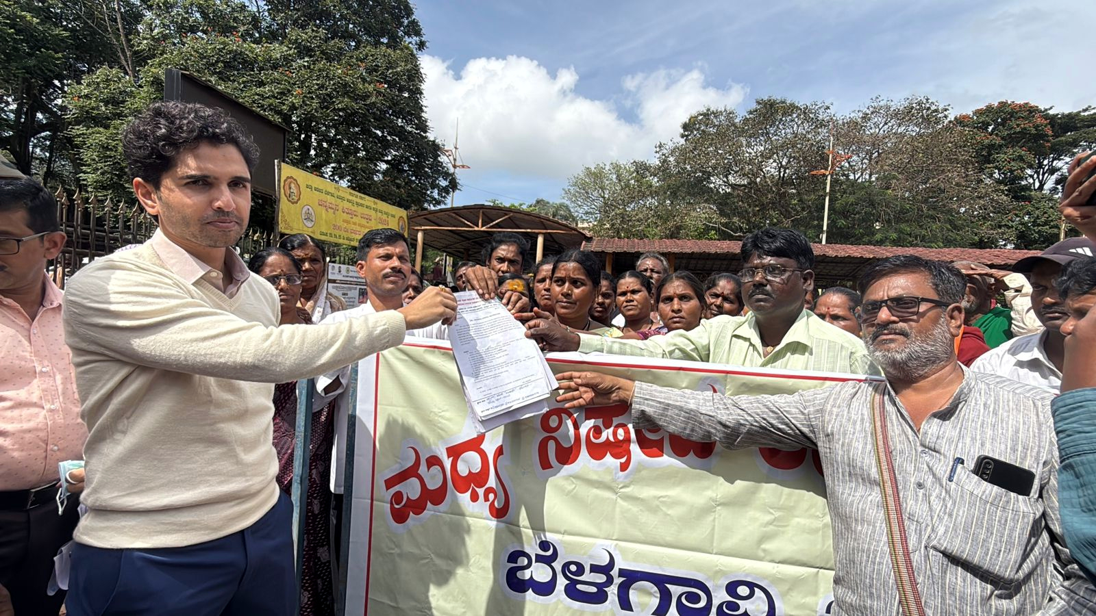 Women seek complete ban   on liquor in Belagavi