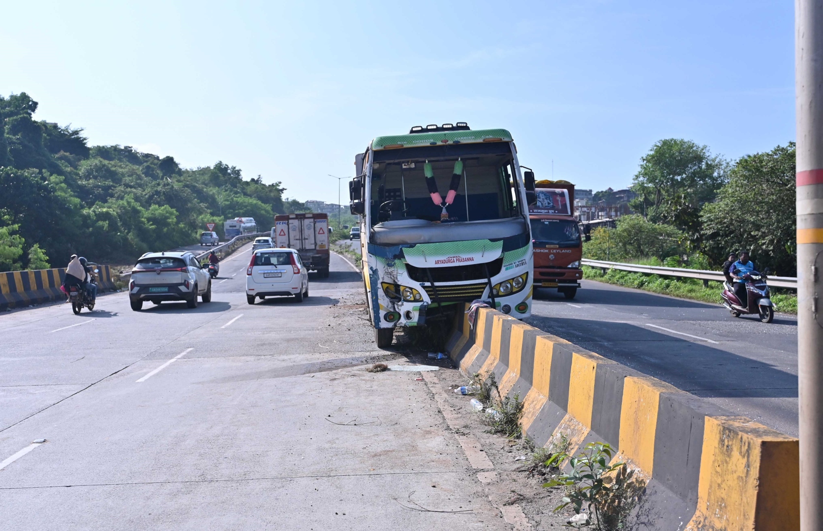 ﻿Days after fatal crash, another accident on Bambolim slope