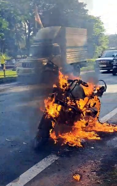 Bike bursts into flames near Chicalim p’yat