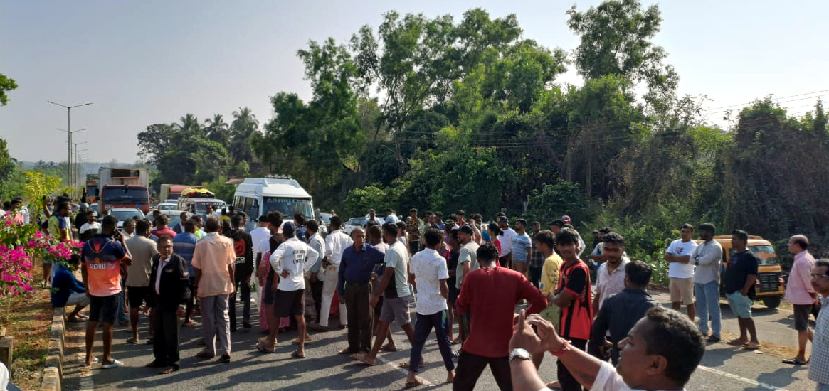 Angry locals block Canacona highway