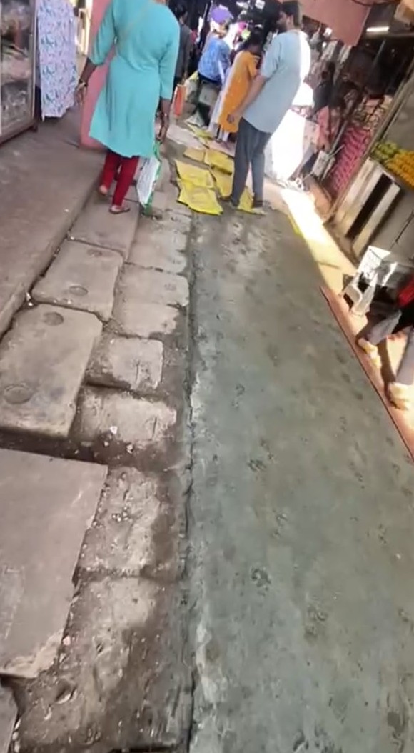 Traders fix internal market roads as civic body turns deaf ear