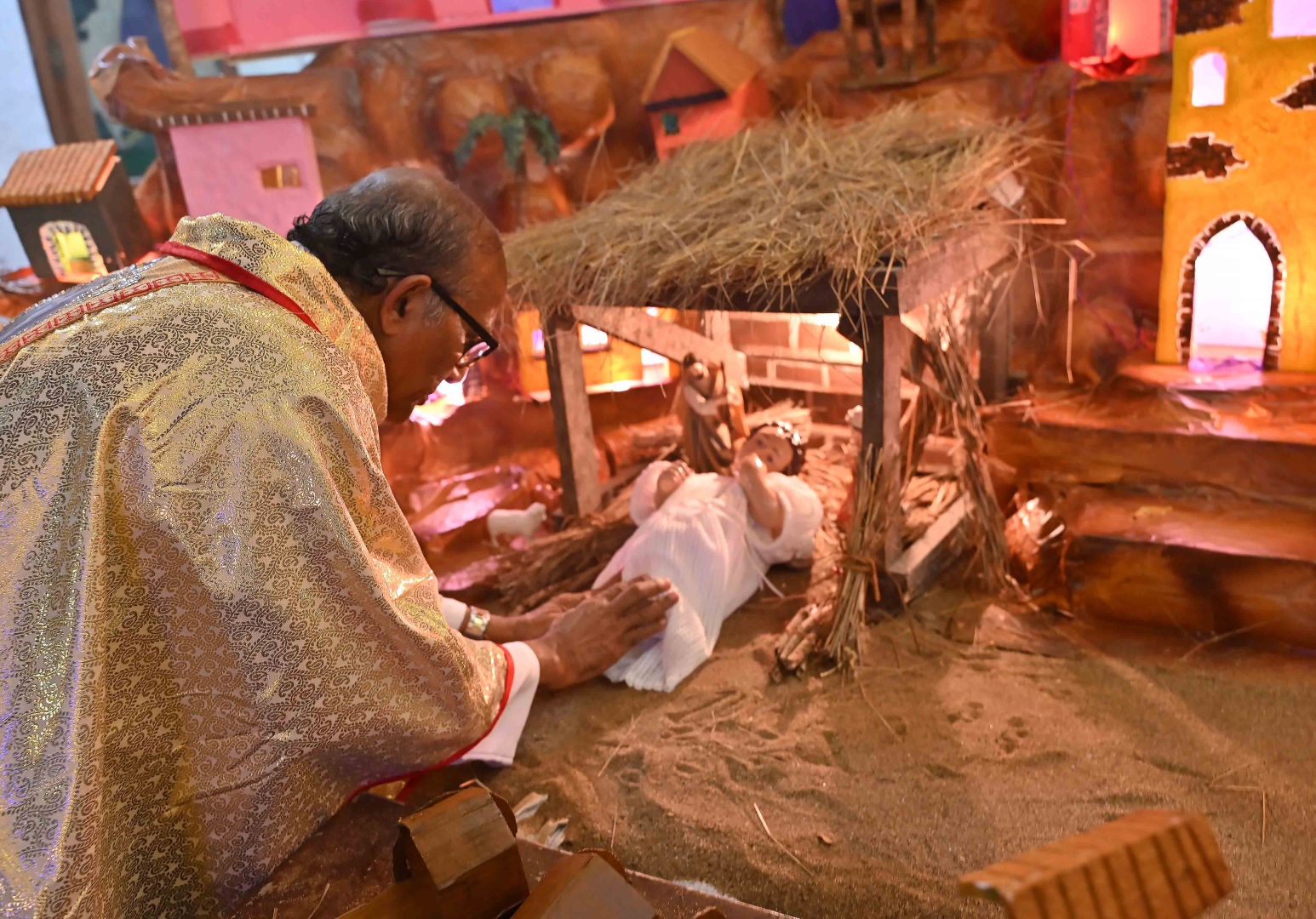 Festivity grips Goa, midnight  services usher in Christmas