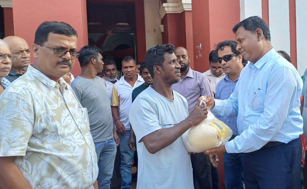 Unpaid MMC workers receive grocery kits