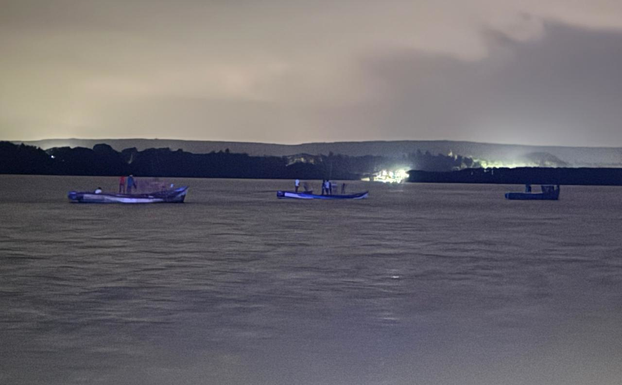 Agarwada BMC complains   of sand extraction at  night in Chapora river