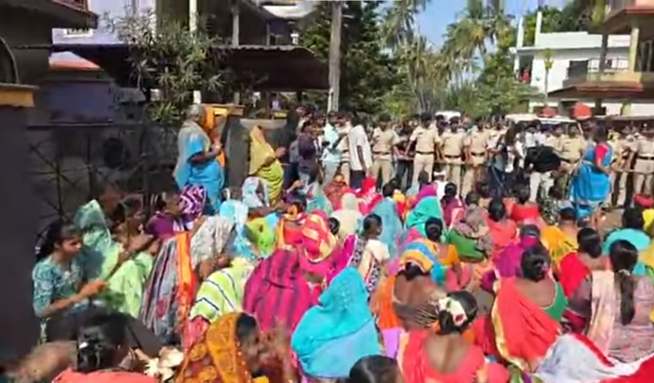 Hundreds march to St Cruz MLA’s home to seek support against Unity Mall project