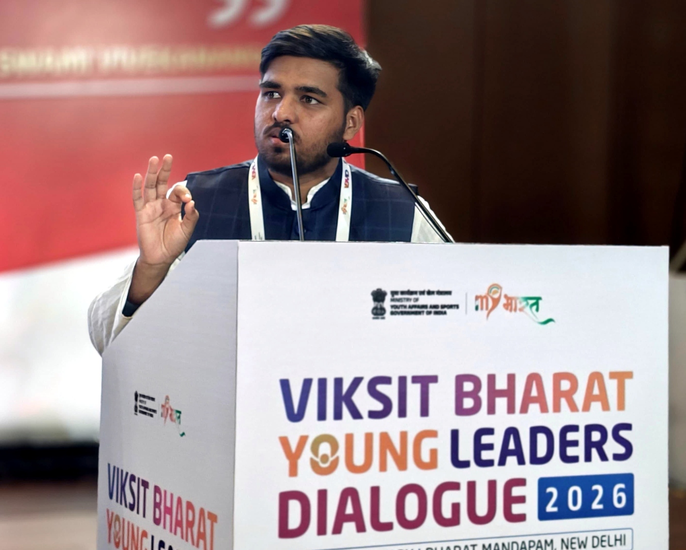 Valpoi student makes presentation to PM