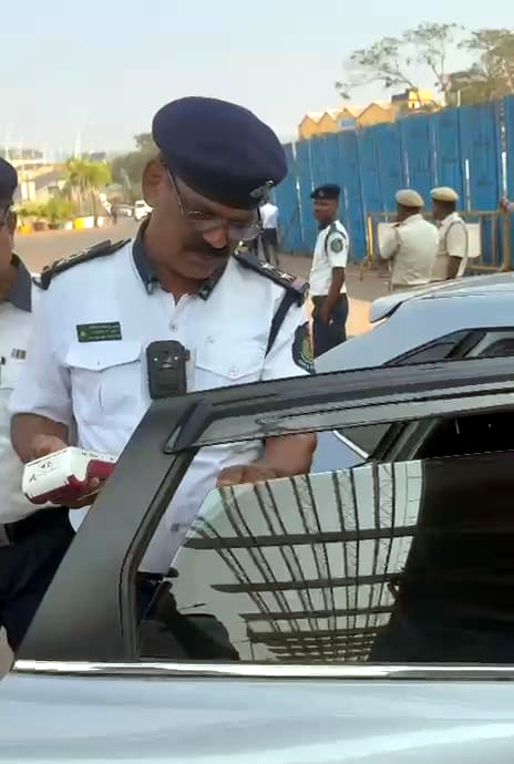 Dabolim Airport Traffic   Cell cracks down on   vehicles with tinted glass
