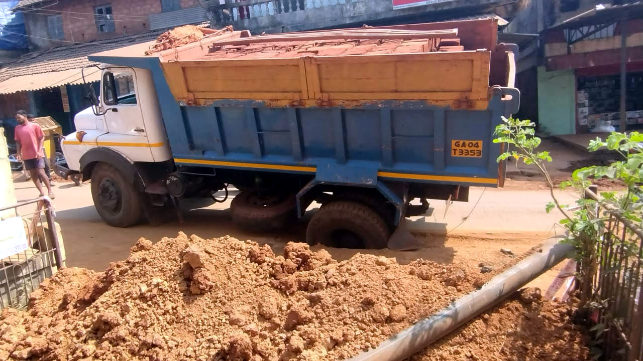 Stone-laden truck   gets stuck in middle  of main Valpoi road