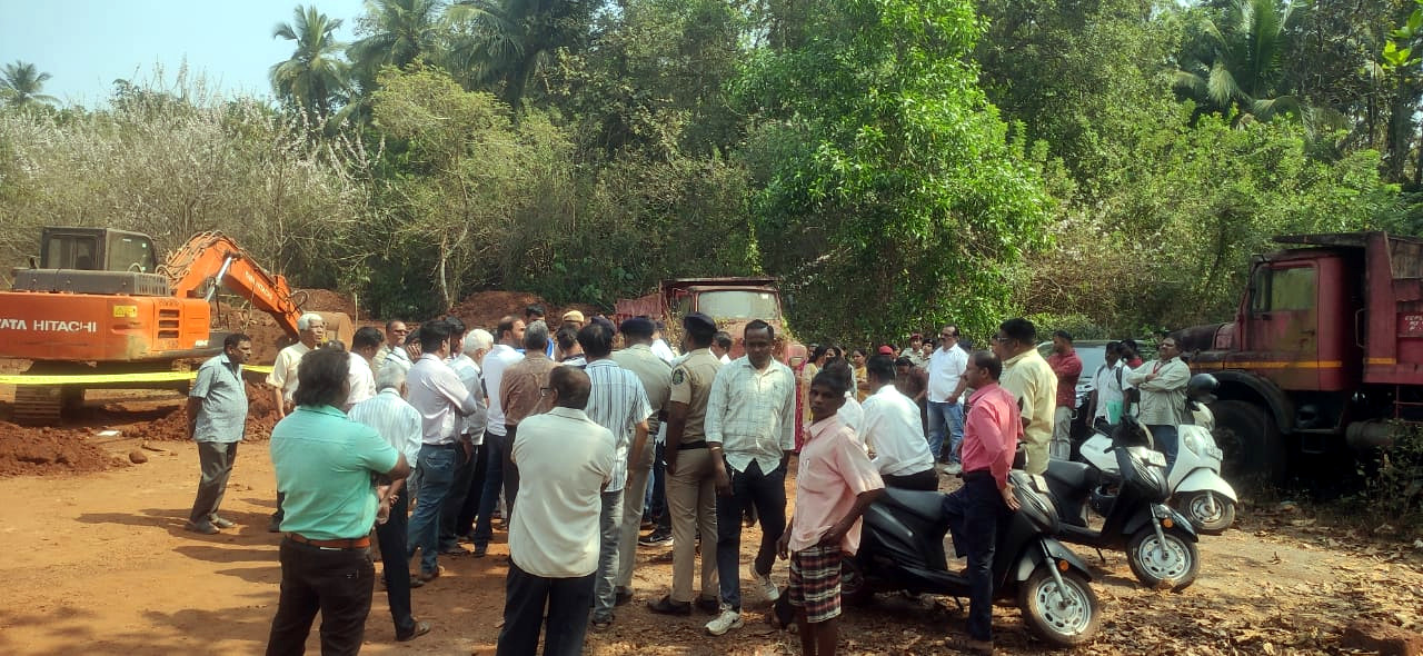 Locals stop bandhara construction work in Mirabag-Sanvordem