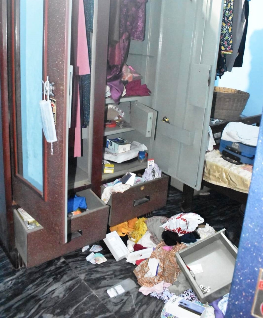 House burgled after occupants leave for UK