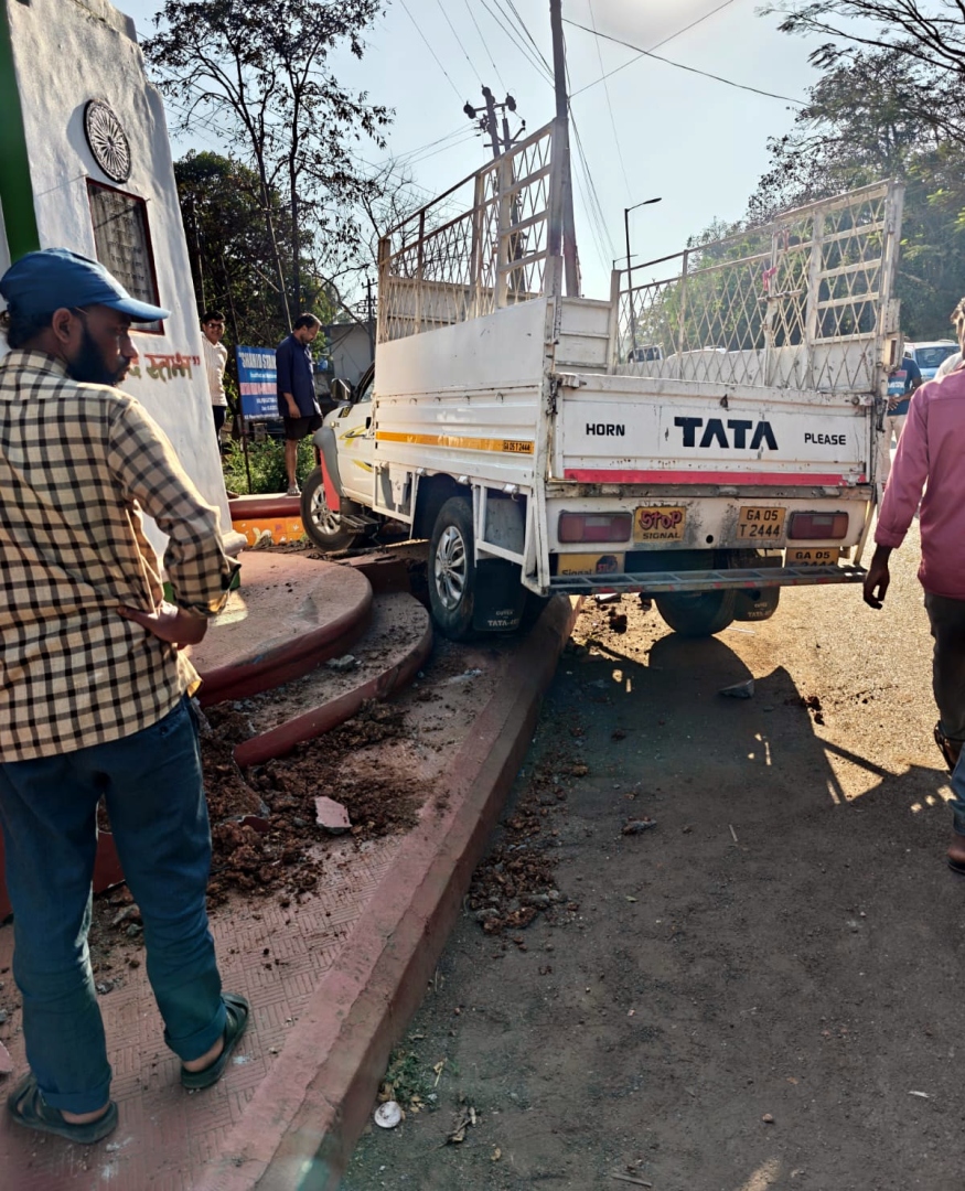 Valpoi Martyrs’ Memorial damaged after pickup crashes into railing