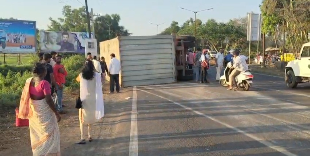 Container turns turtle on NH 66 at Dandeavaddo