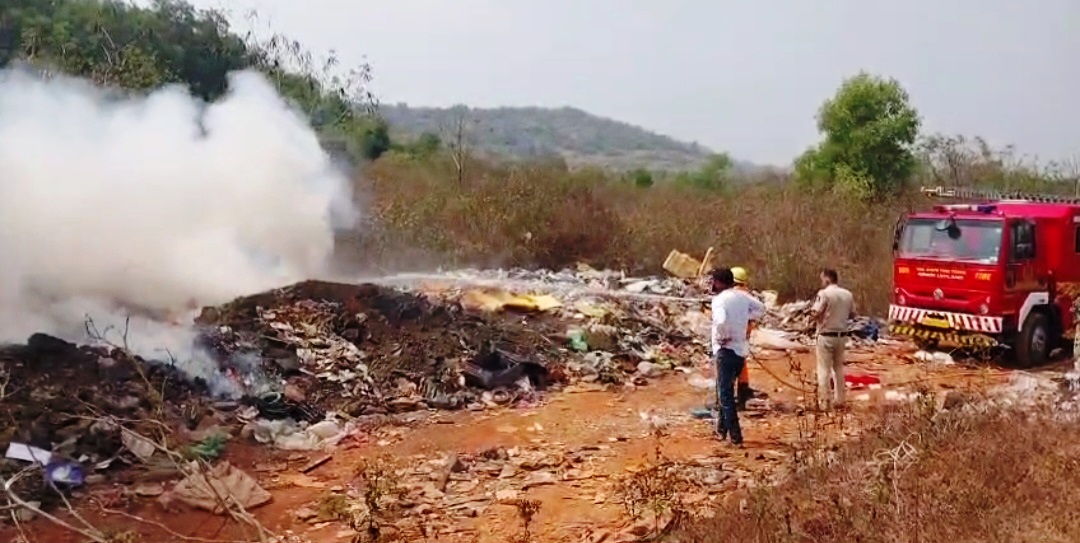 Miscreants set fire to unauthorised waste dump  behind Cuncolim IDC, activist seeks action