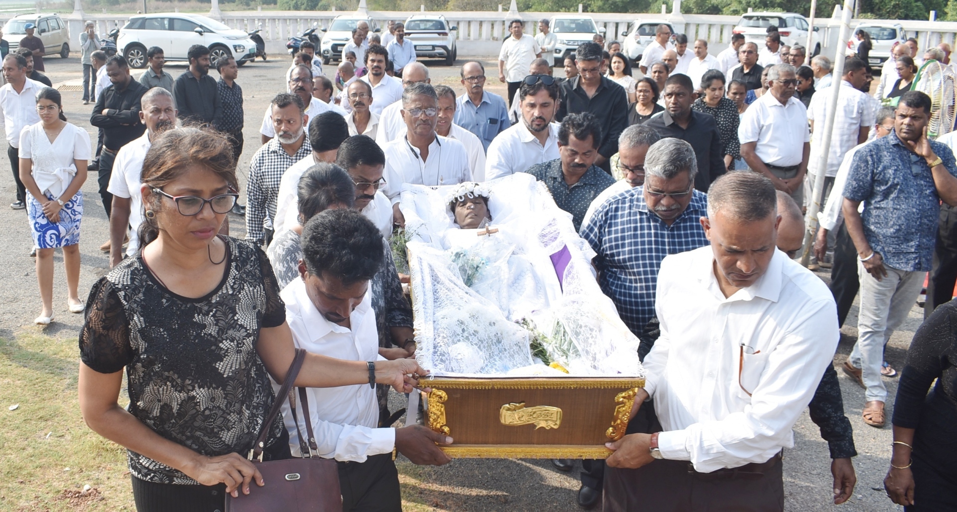 Hundreds bid adieu to activist  Tavares, vow to back her cause