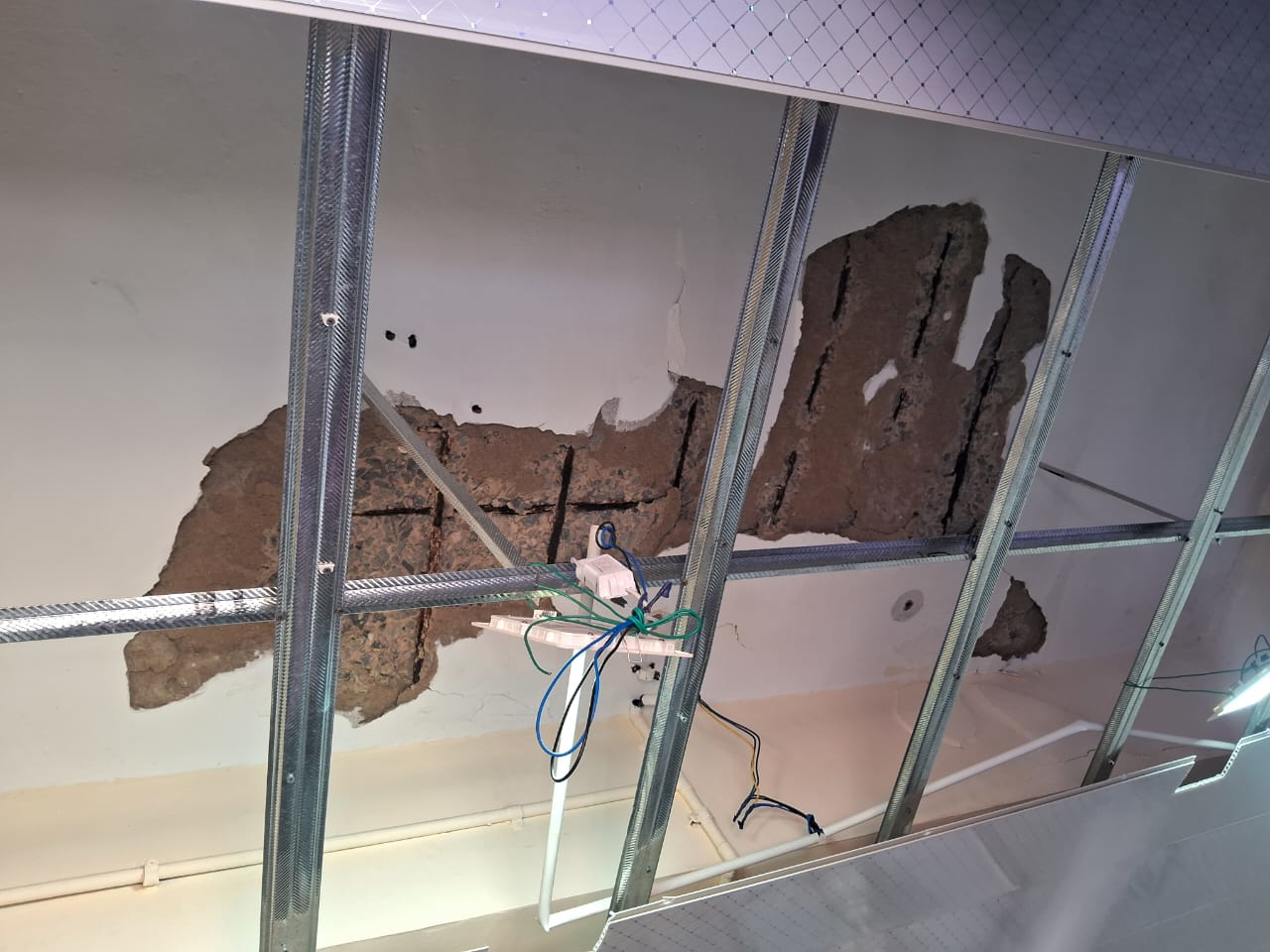 Part of false ceiling collapses   at Mapusa electricity office