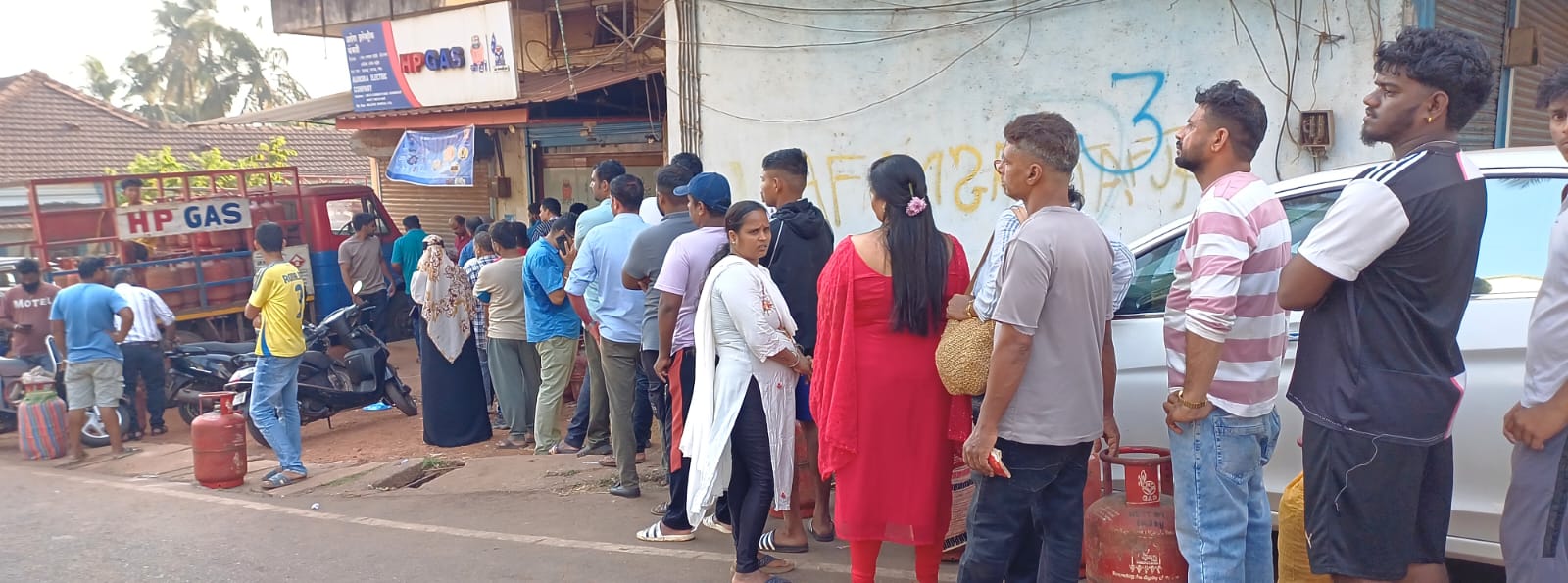 Consumers rush to Margao LPG   dealers in bid to secure refills