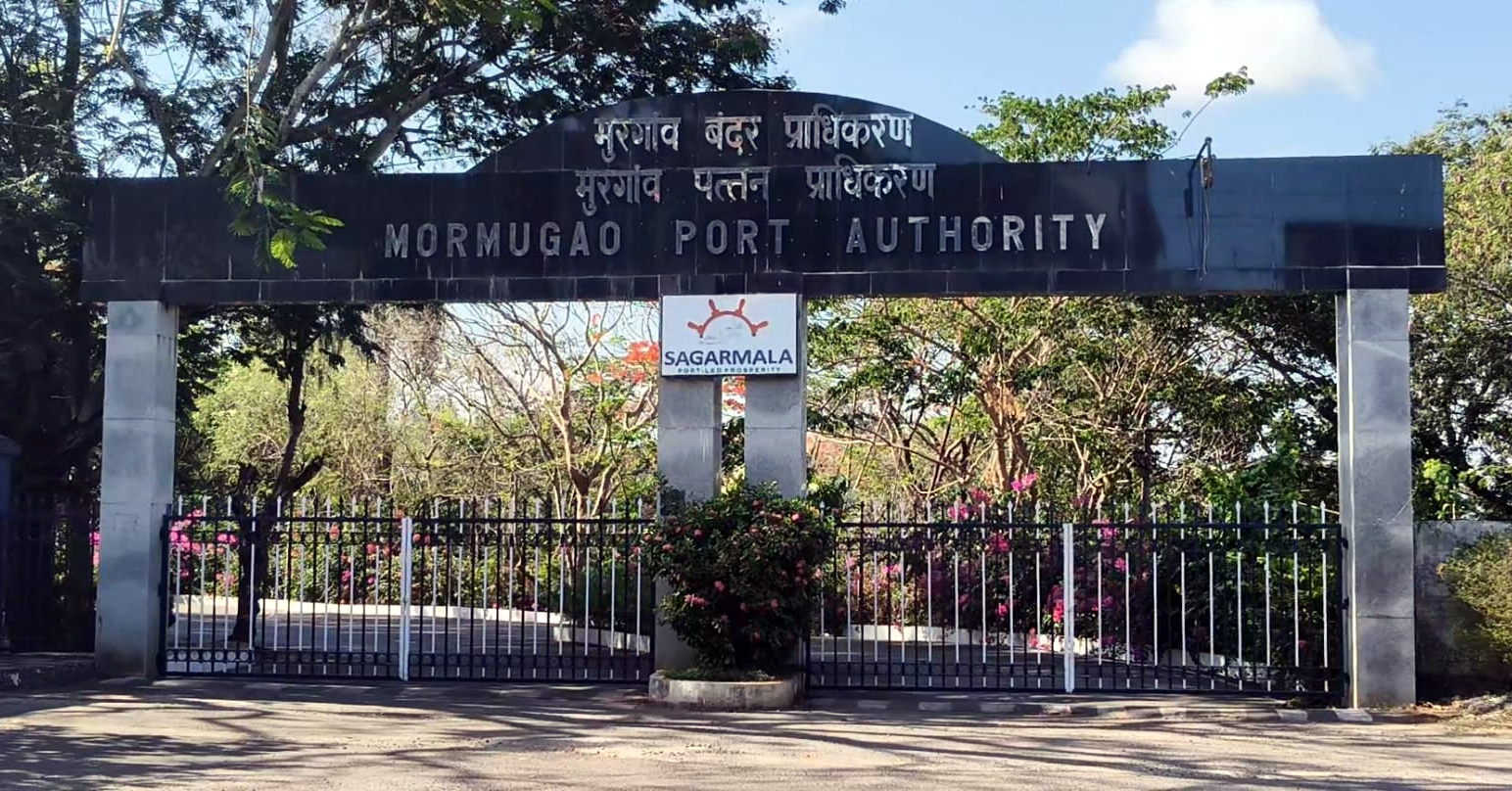 Officials calm fears, say depots hold 12-15  days stock; tankers line up for Mormugao