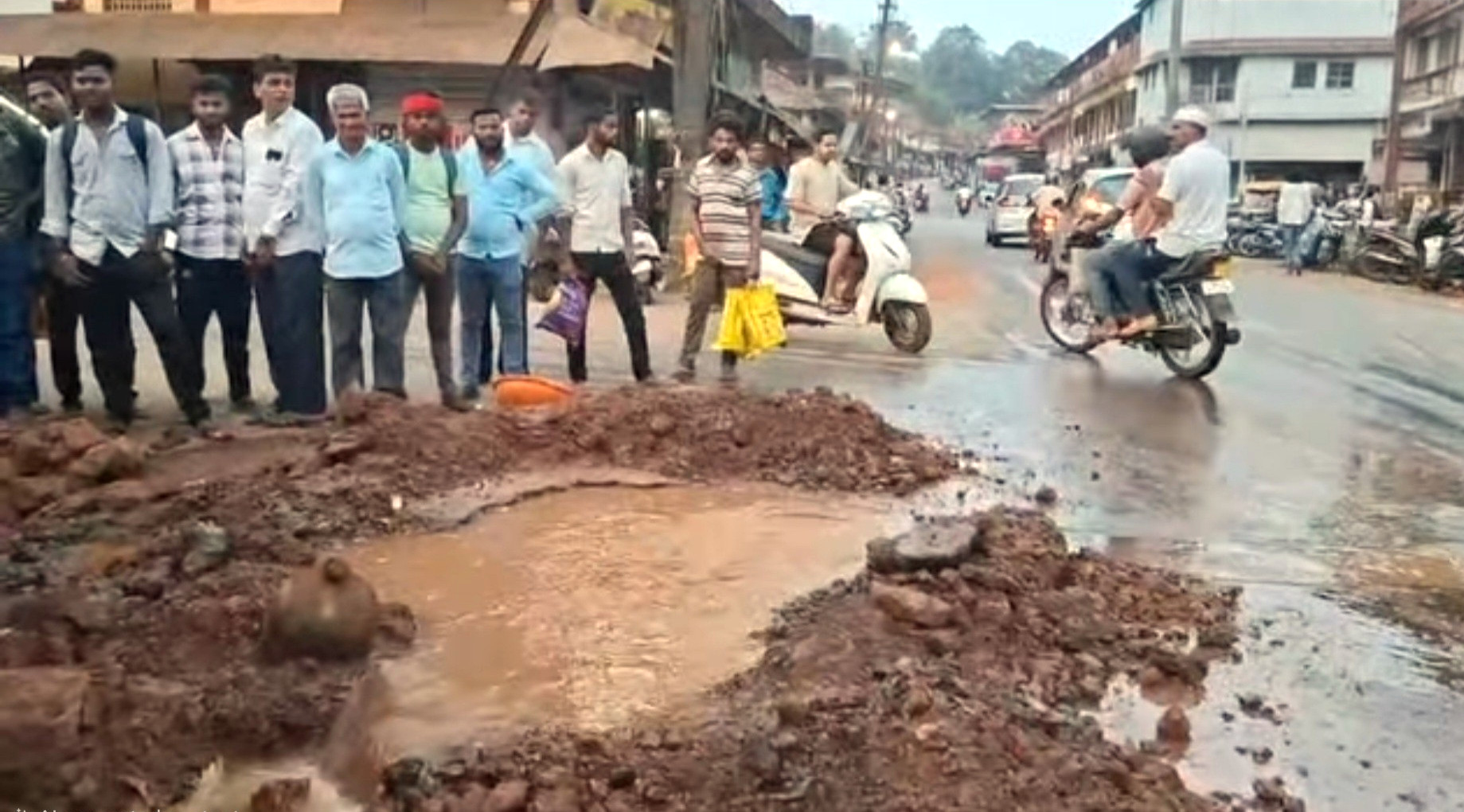 3 shops flooded as pipeline bursts in Valpoi market