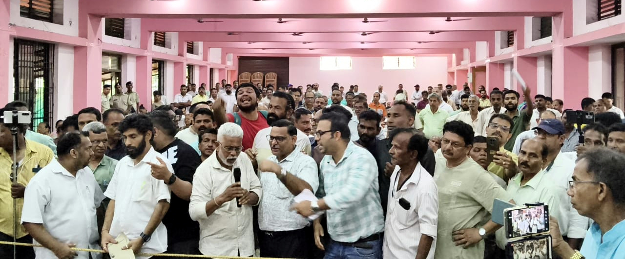 Officials make presentation but unable to provide clear answers to people's queries