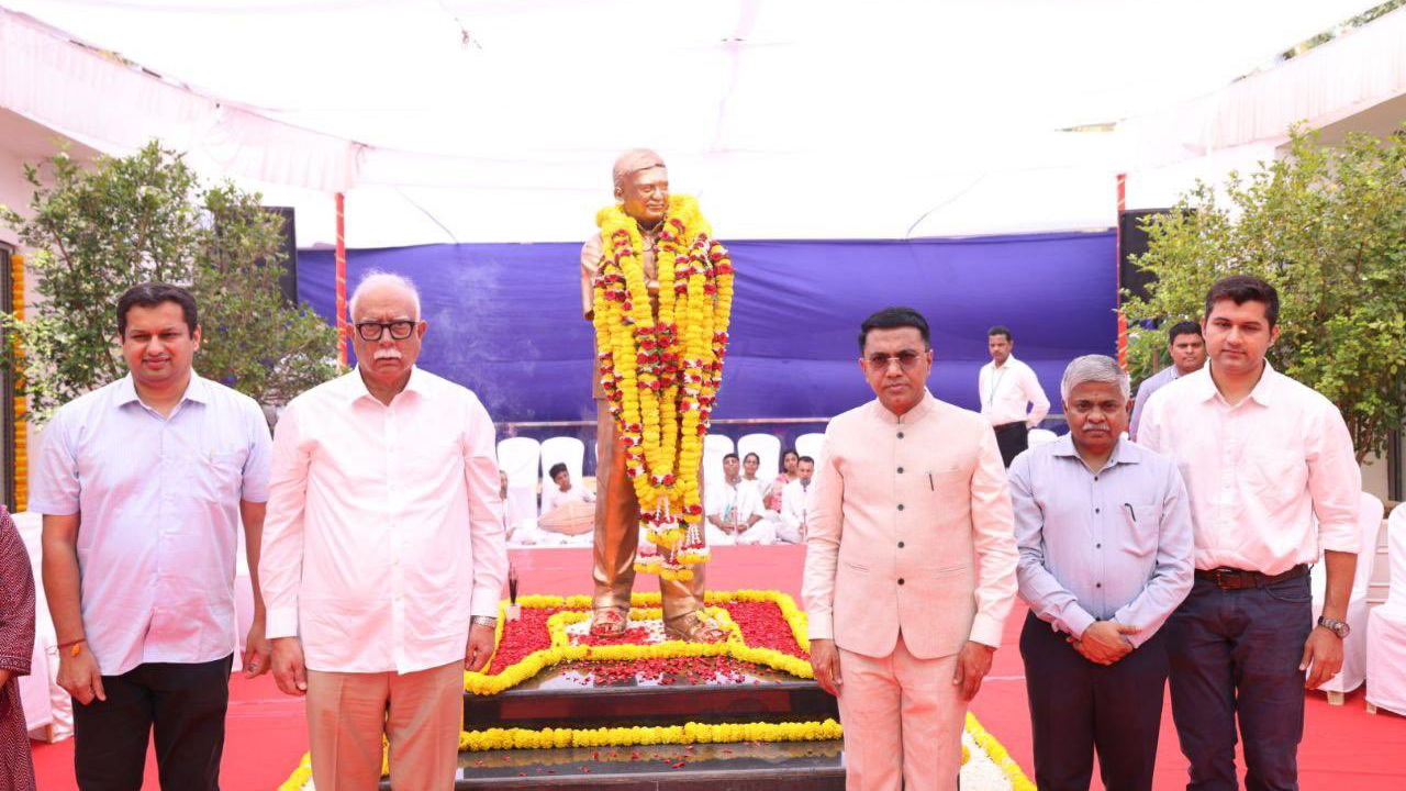 Goa Guv, CM pay tribute to Late Parrikar on death anniversary at Miramar