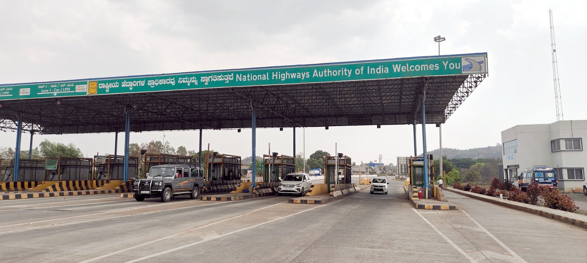 Motorists zoom past toll plaza along Belagavi–Panaji NH748