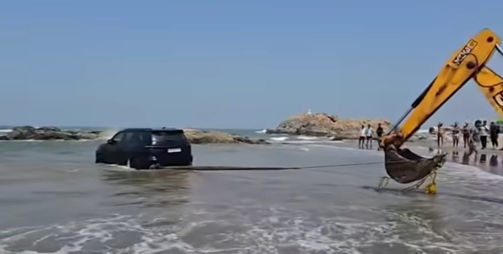 Tourist booked after SUV   gets stuck on Vagator beach
