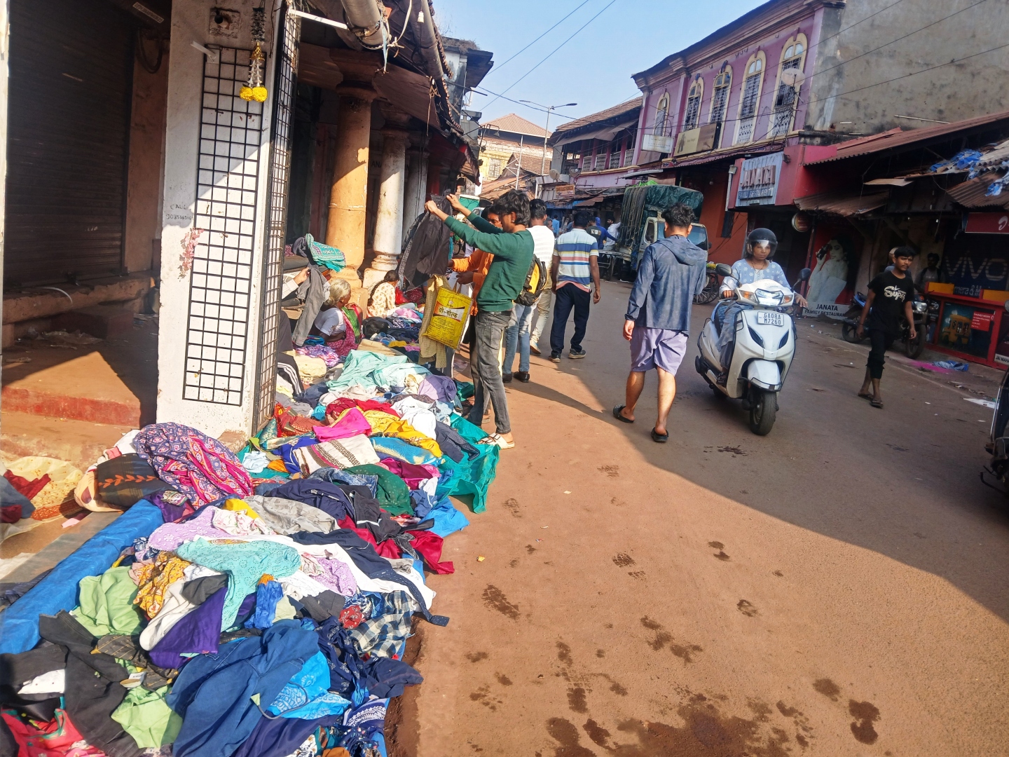 Sunday ‘Chor Bazaar’ thrives on Margao station road