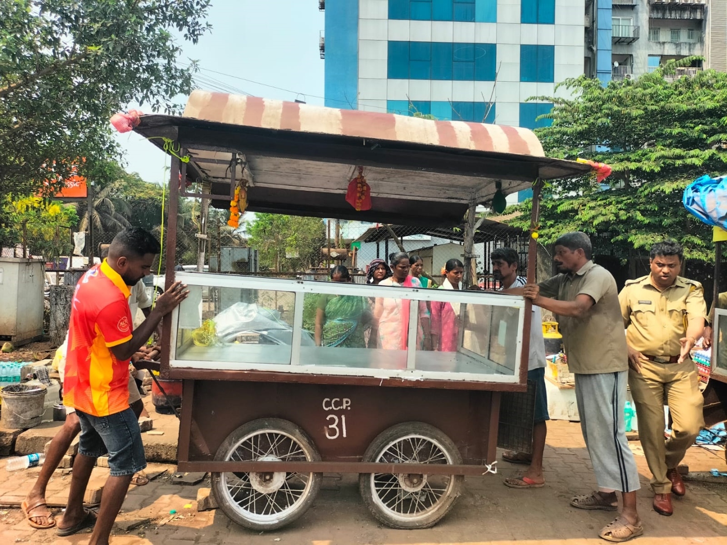 CCP cracks down   on illegal stalls   at KTC bus-stand