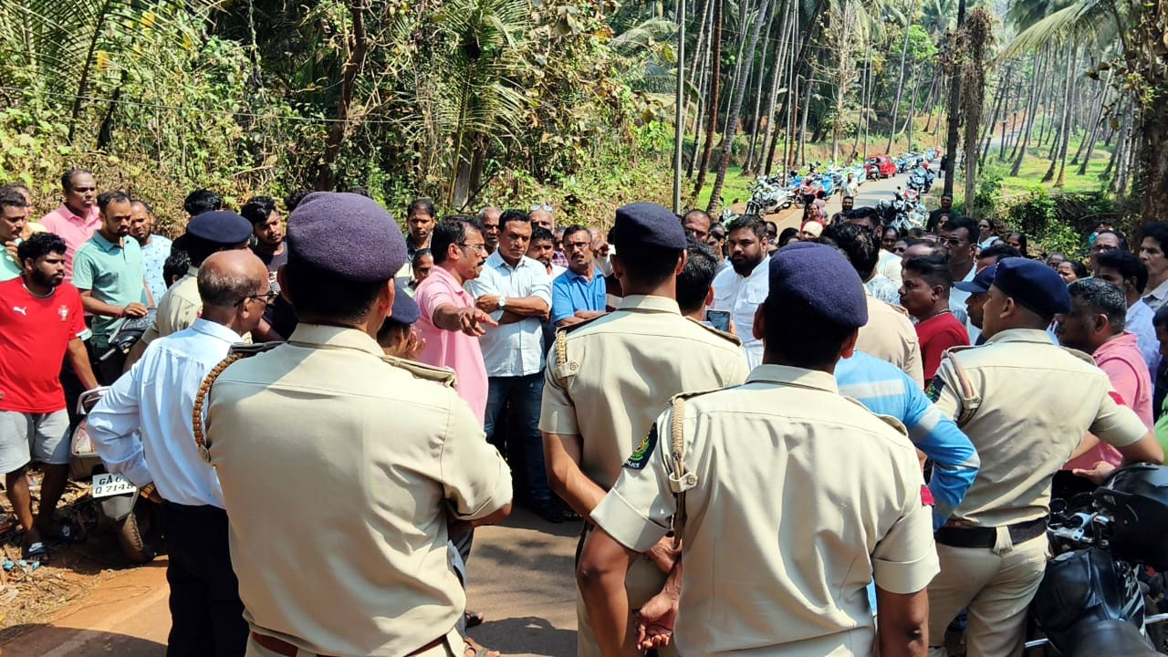 Tarimol locals protest over inadequate road access