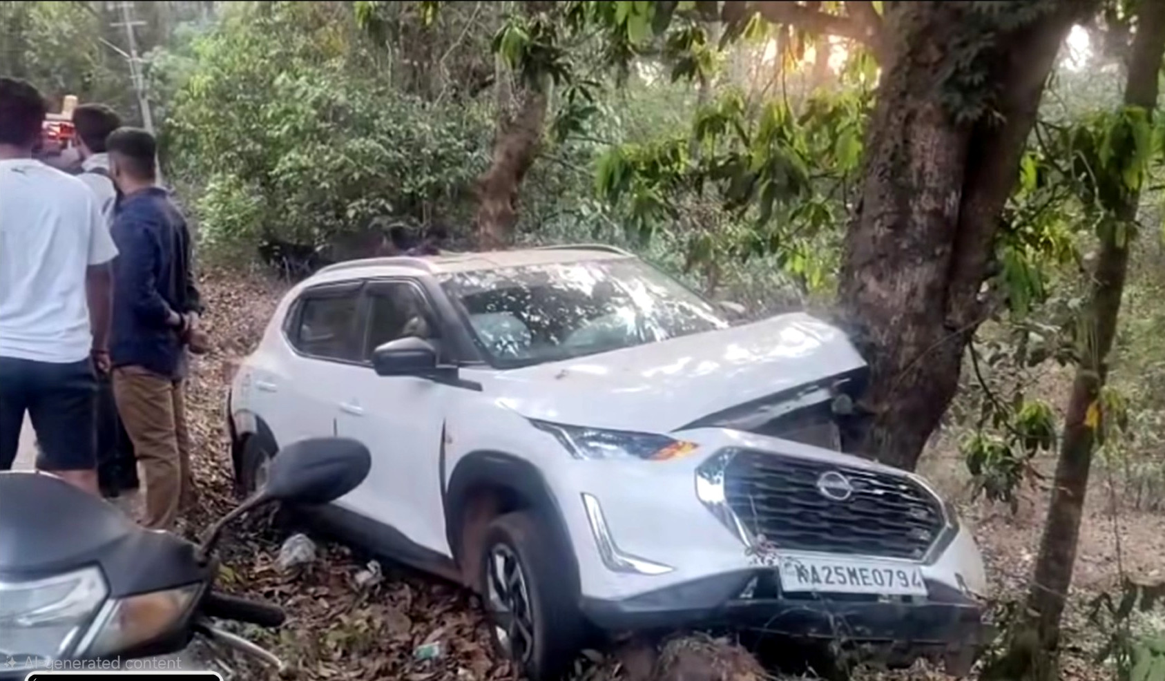 4 injured as car crashes into tree at Poriem