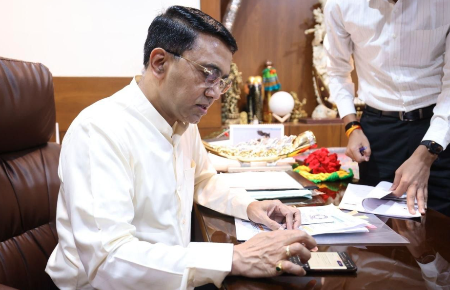 Goa CM participates in Census self-enumeration