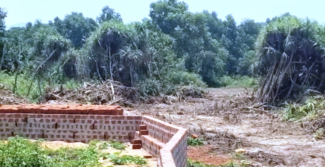 Assolna villagers oppose wall built in water body