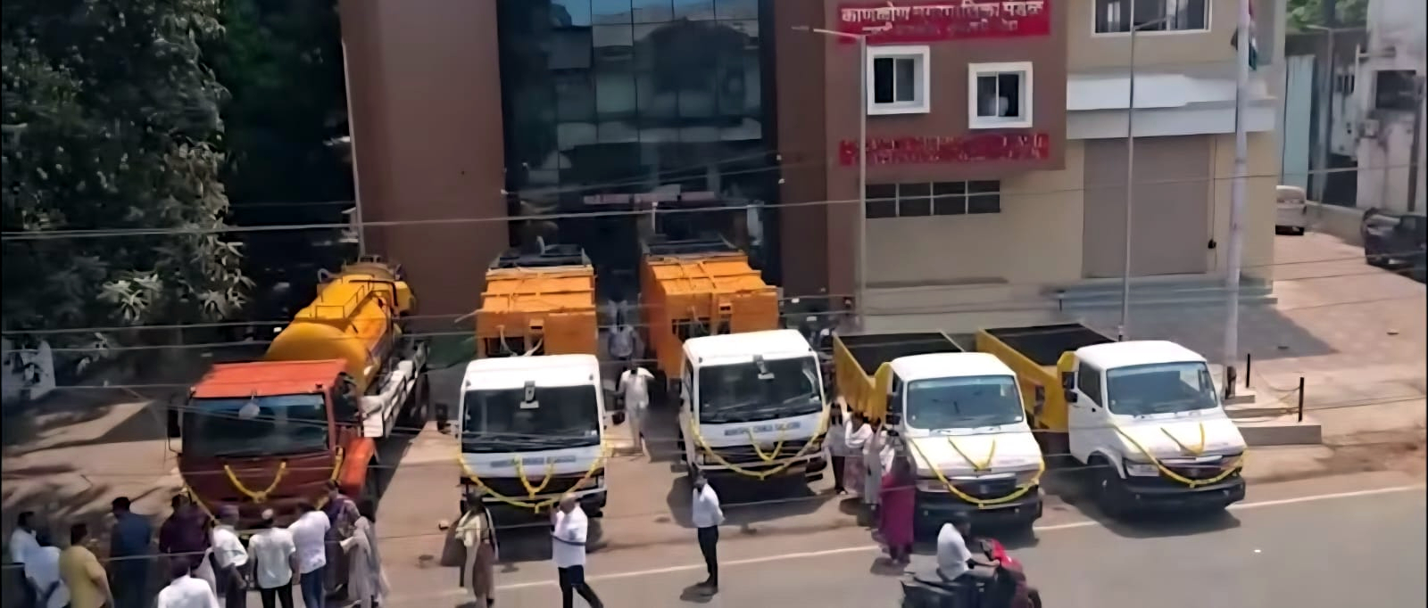 CMC inducts 5 solid   waste management   vehicles as tenure ends