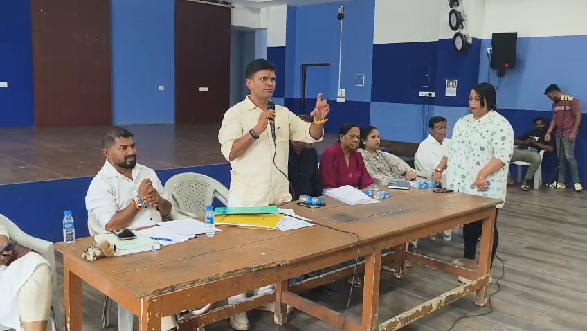 Chicalim gram sabha turns   tense over sewage crisis