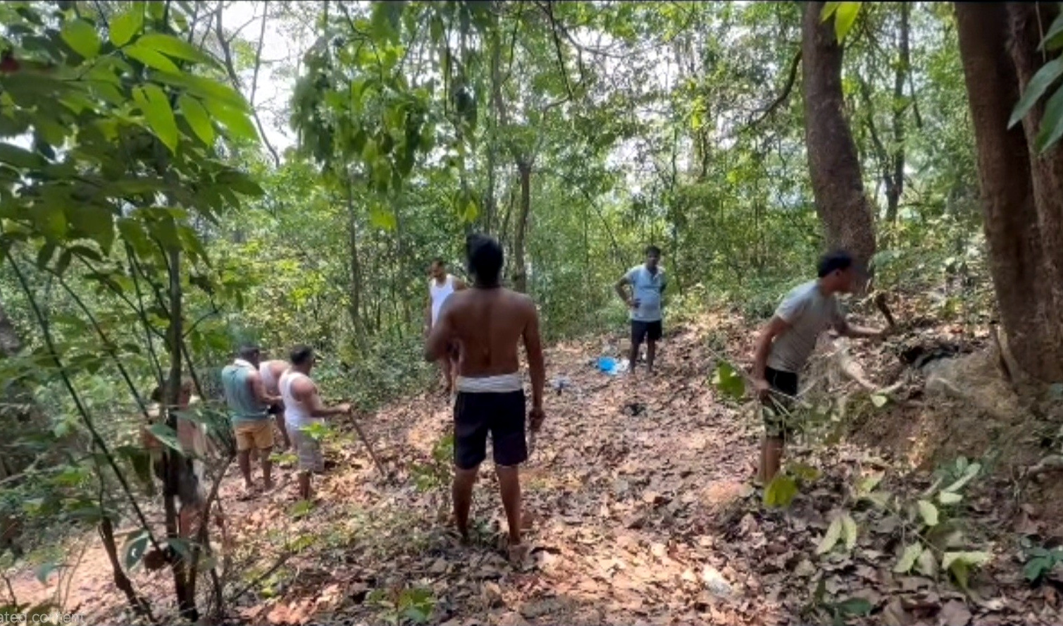 Lairai Devi devotees clean well,   restore pathway in Charavane