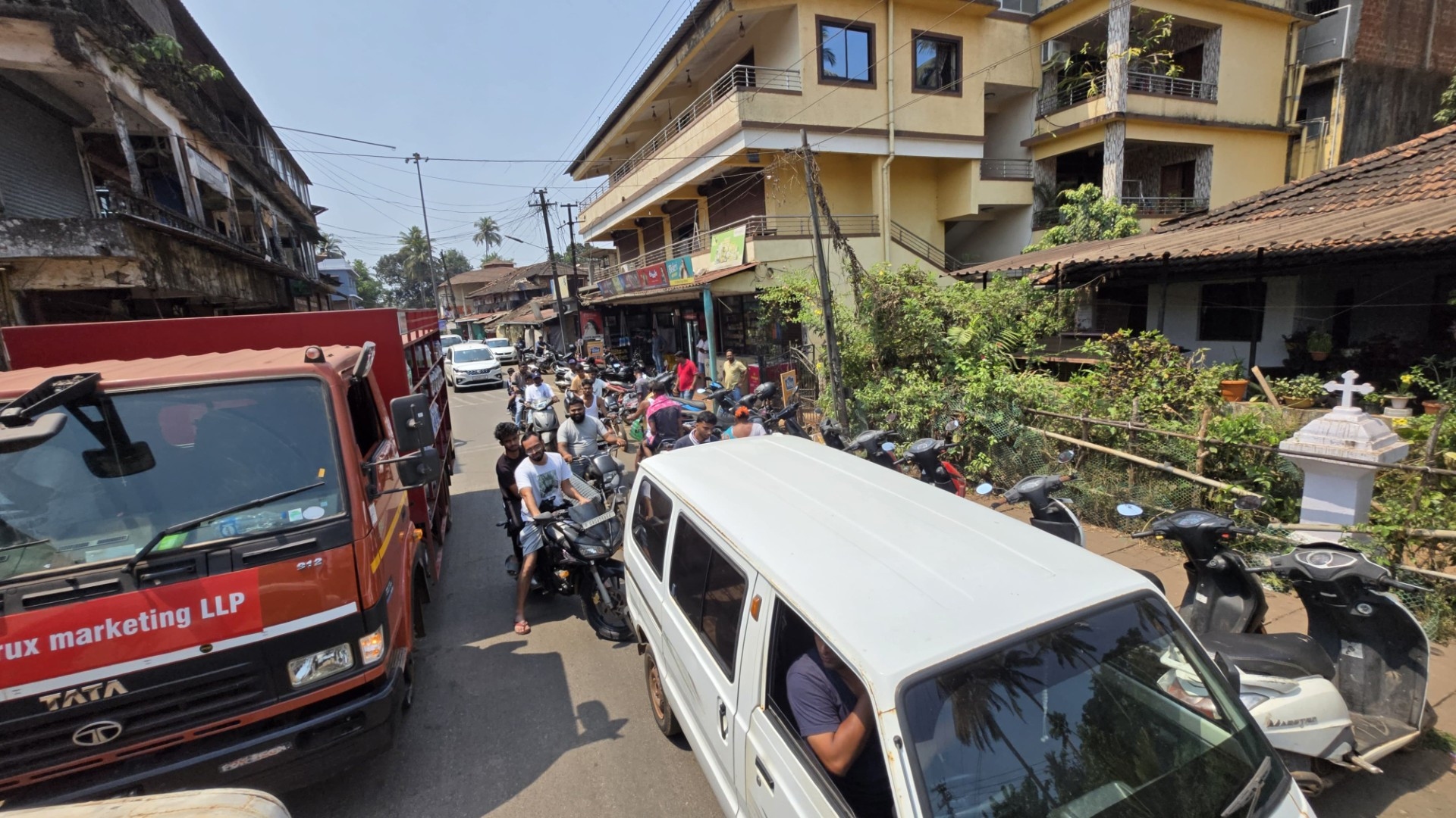 Traffic congestion worsens in Valpoi;  compounded by haphazard parking
