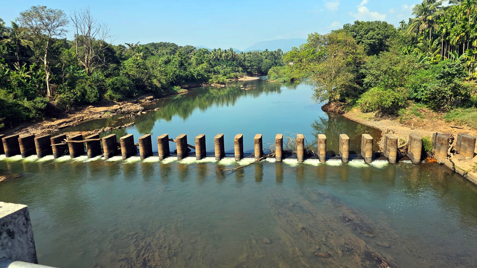 Pre-monsoon removal of barrage gates begins in Sattari