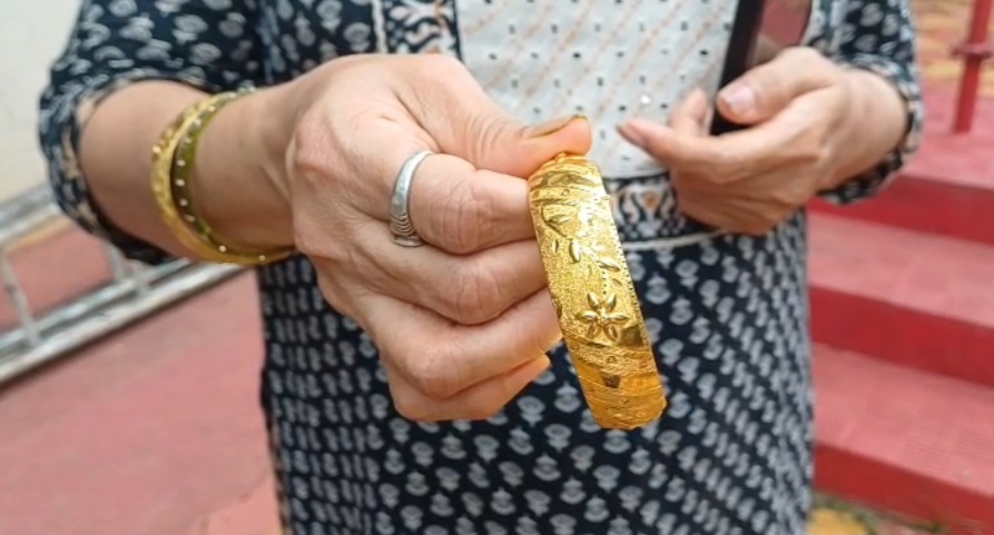 Gold bangle worth ₹4.5 lakh recovered a year later after being pledged by domestic help