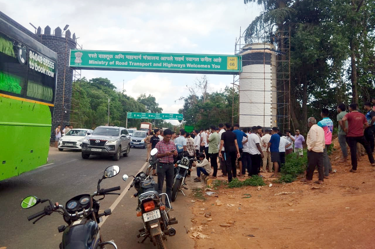 Sindhudurg group blocks Patradevi-Banda highway
