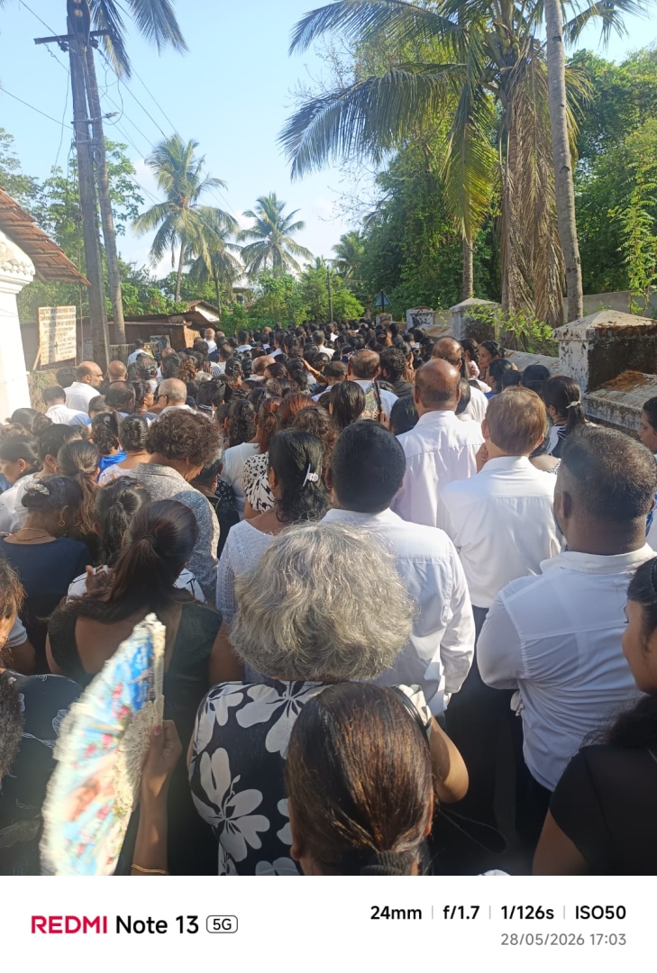 Thousands bid tearful goodbye to Fr Bolmax