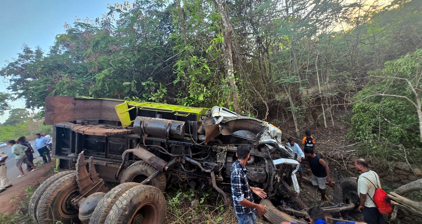 3 people injured in accident on Honda–Sonshi road