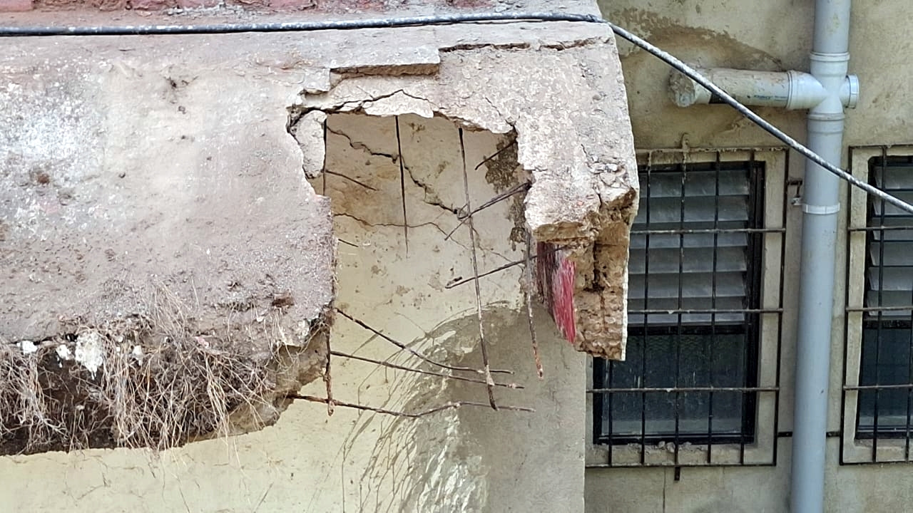 Portion of rear slab of Quepem   dy collectorate building collapses