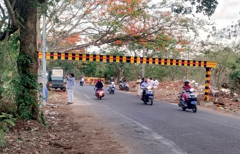 PWD installs height barrier on Ganeshpuri–Siolim–Marna road