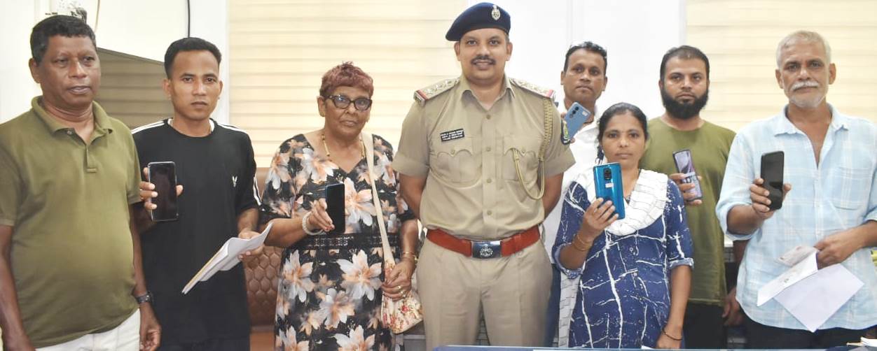 Margao police hand over eight lost mobile phones to owners