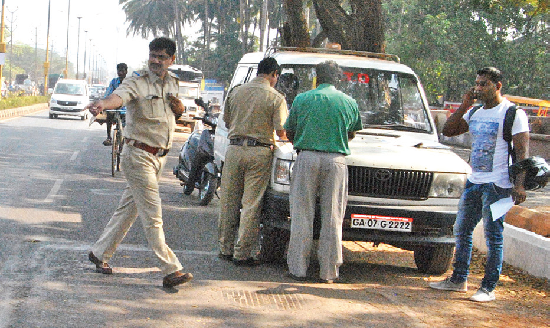 RTO officials defy Vijai's ‘fiat',  make their presence at junction