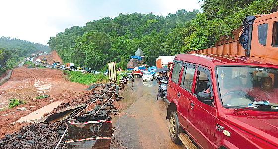 Landslides block highway from Ponda to Khandepar