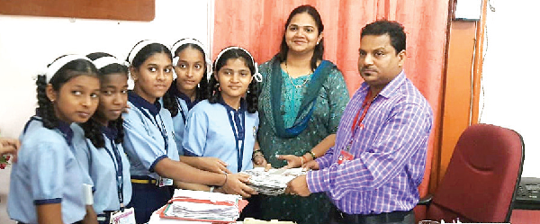 Students, social groups offer paper, cloth bags to  Mormugao civic body for plastic-free Saptah